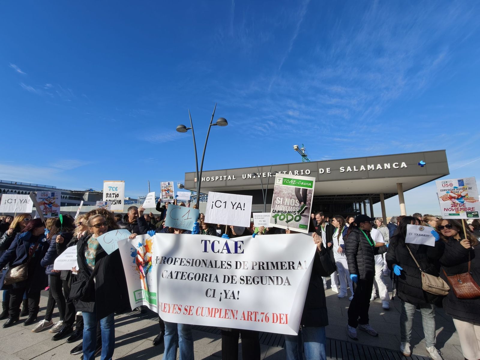 Las TCAEs de Salamanca se concentran a las puertas del hospital de Salamanca
