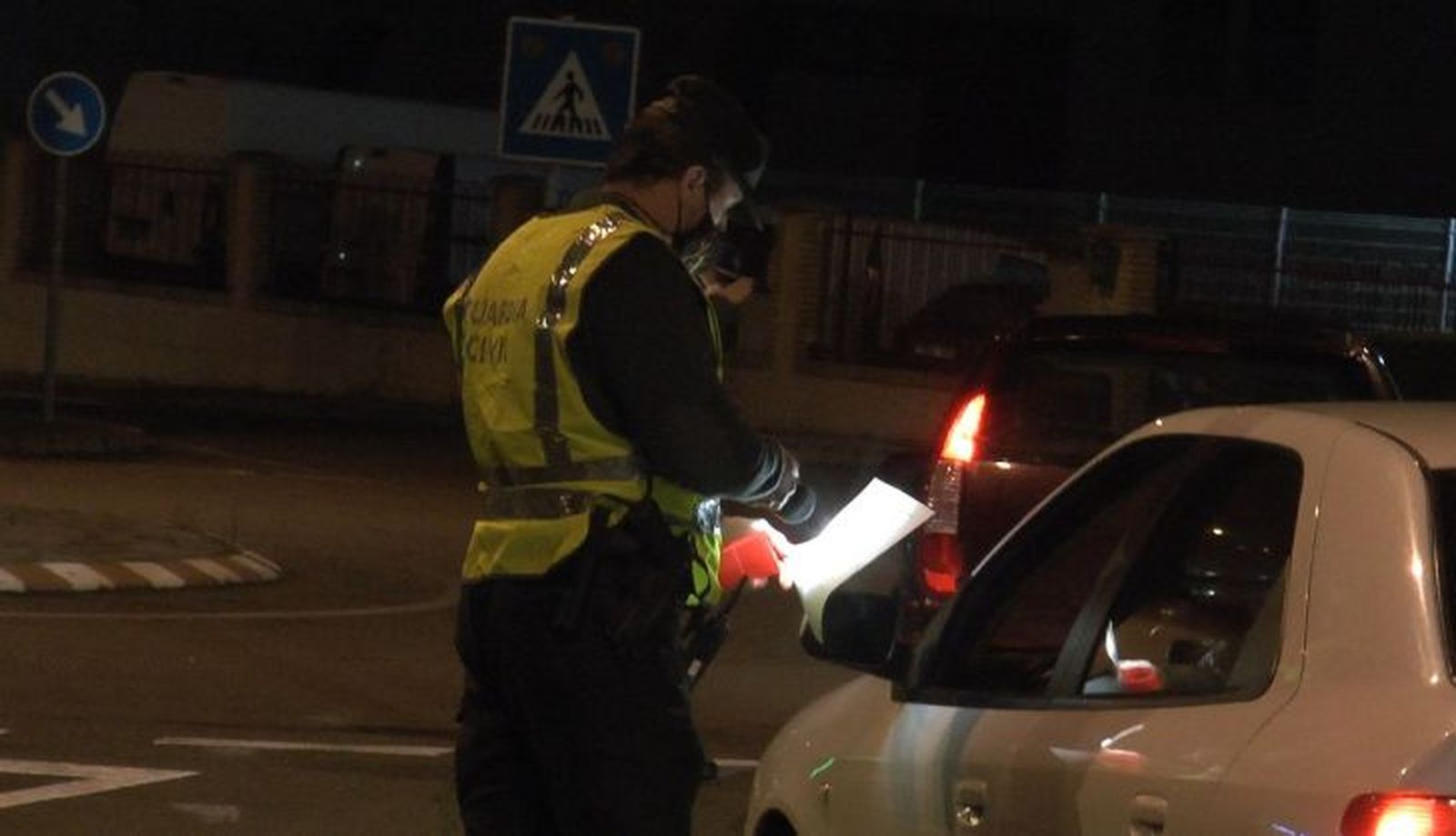 Un agente comprueba uno de las decenas de salvoconductos que le muestran cada noche