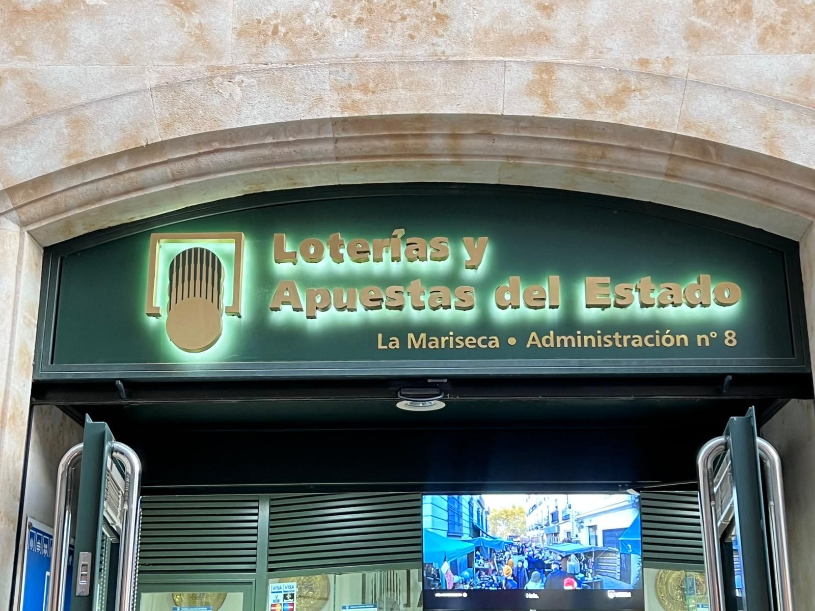 Largas colas en Salamanca por la ilusión ilusión navideña del número de la Lotería de la USAL