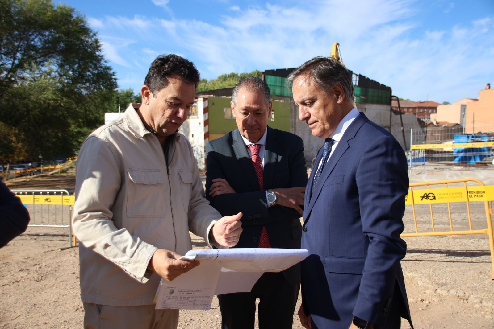 El alcalde de Salamanca, Carlos García Carbayo, visita las obras de urbanización de la Unidad de Acción Nº 2 del PERI 7