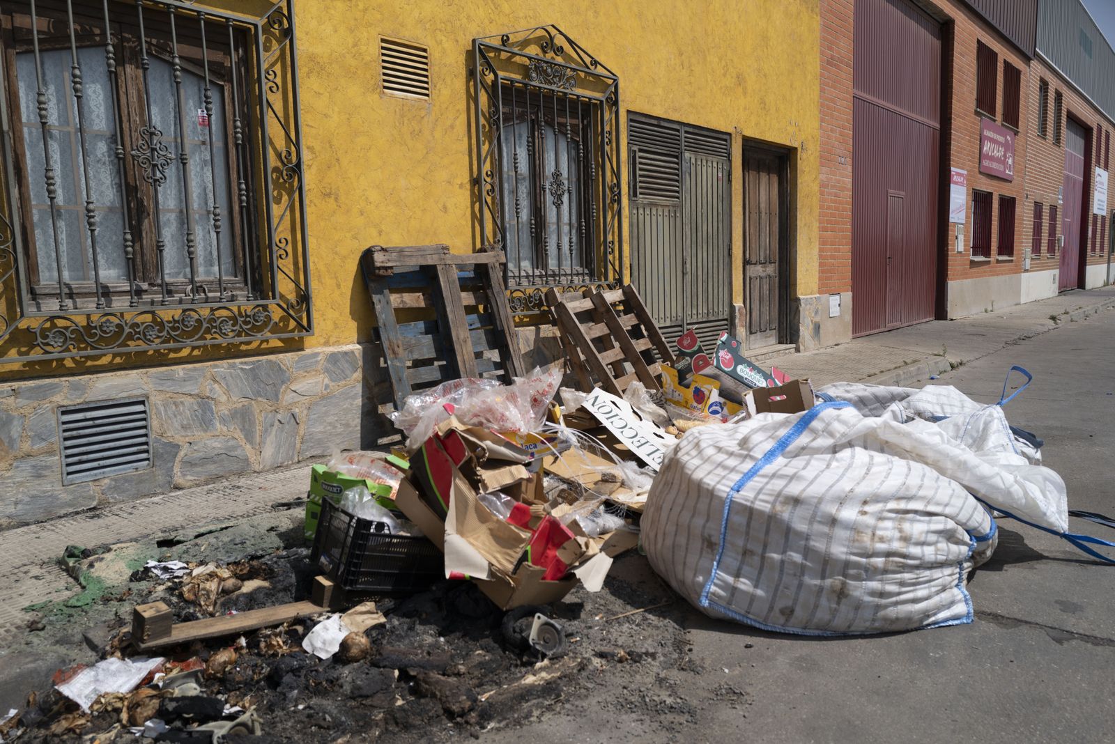Acumulación de basura Polígono de los Villares Acumulación de basura Polígono de los Villares