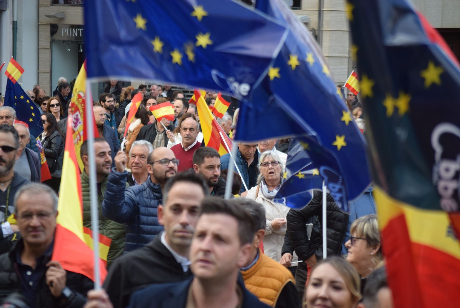 concentracion-del-pp-contra-la-amnistia-14