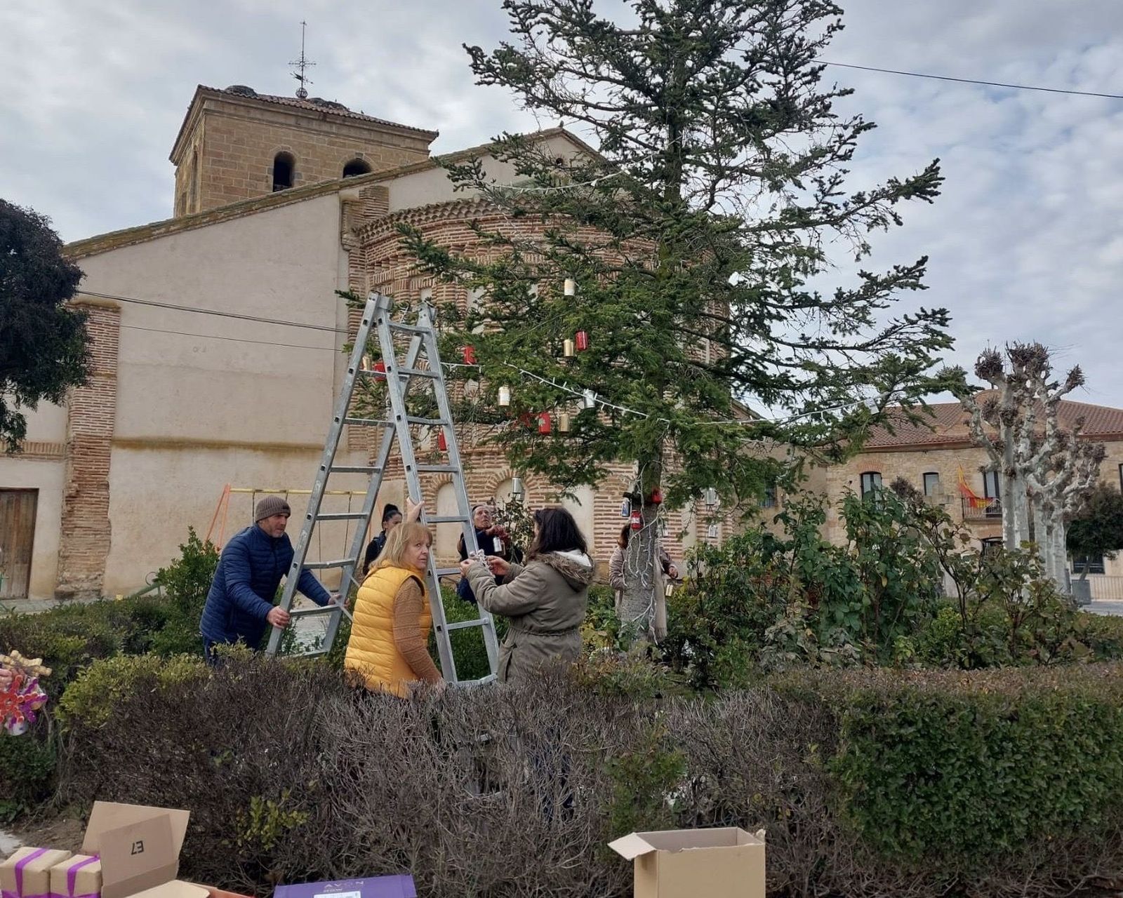 Los miembros de la Asociación cultural La Corraliza de Villar durante la decoración del árbol de Navidad