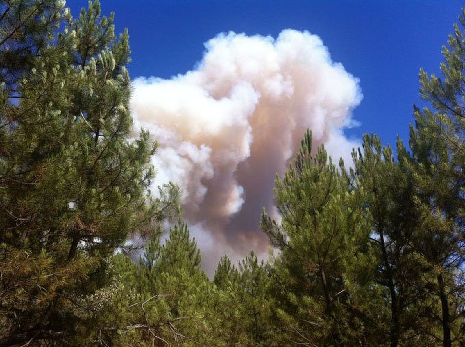 Una nube de humo “de origen desconocido” invade la ciudad