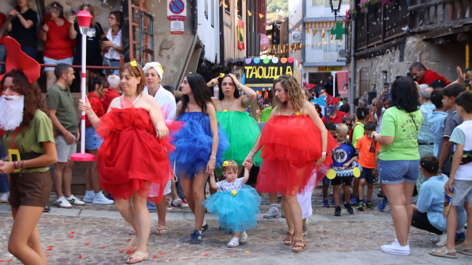 San Esteban de la Sierra, desfile de carrozas y disfraces