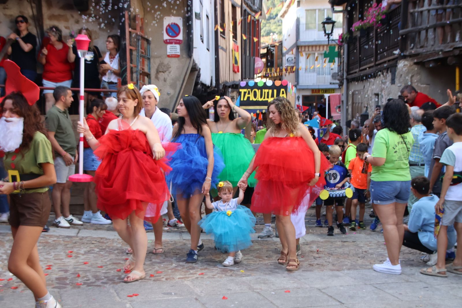 San Esteban de la Sierra, desfile de carrozas y disfraces