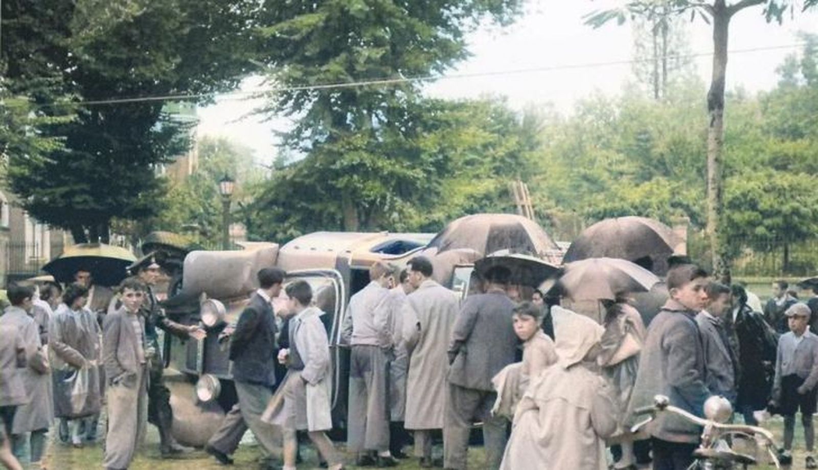 Curiosos comprueban el estado de una camioneta accidentada en la salmantina plaza de España. FOTO SALAMANCA EN COLOR
