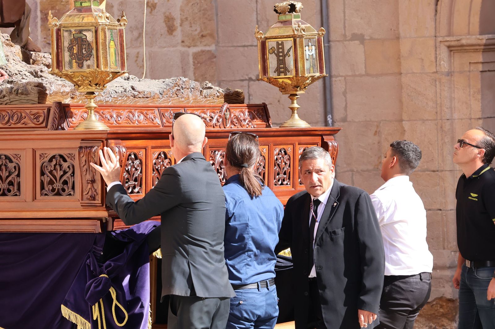 La Exaltación de la Cruz procesiona por las calles de Zamora rumbo a la carpa de San Bernabé