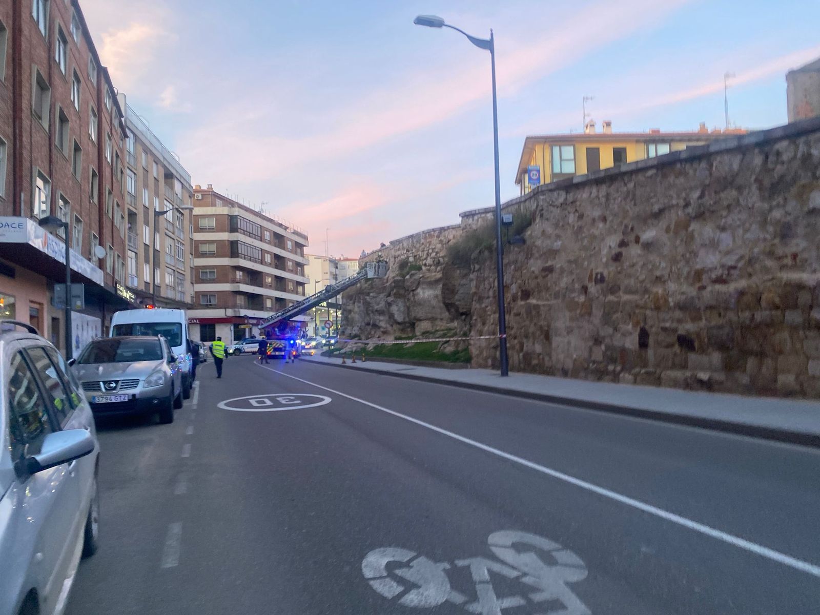 Tráfico condicionado por la intervención de los bomberos: desprendimientos en la muralla