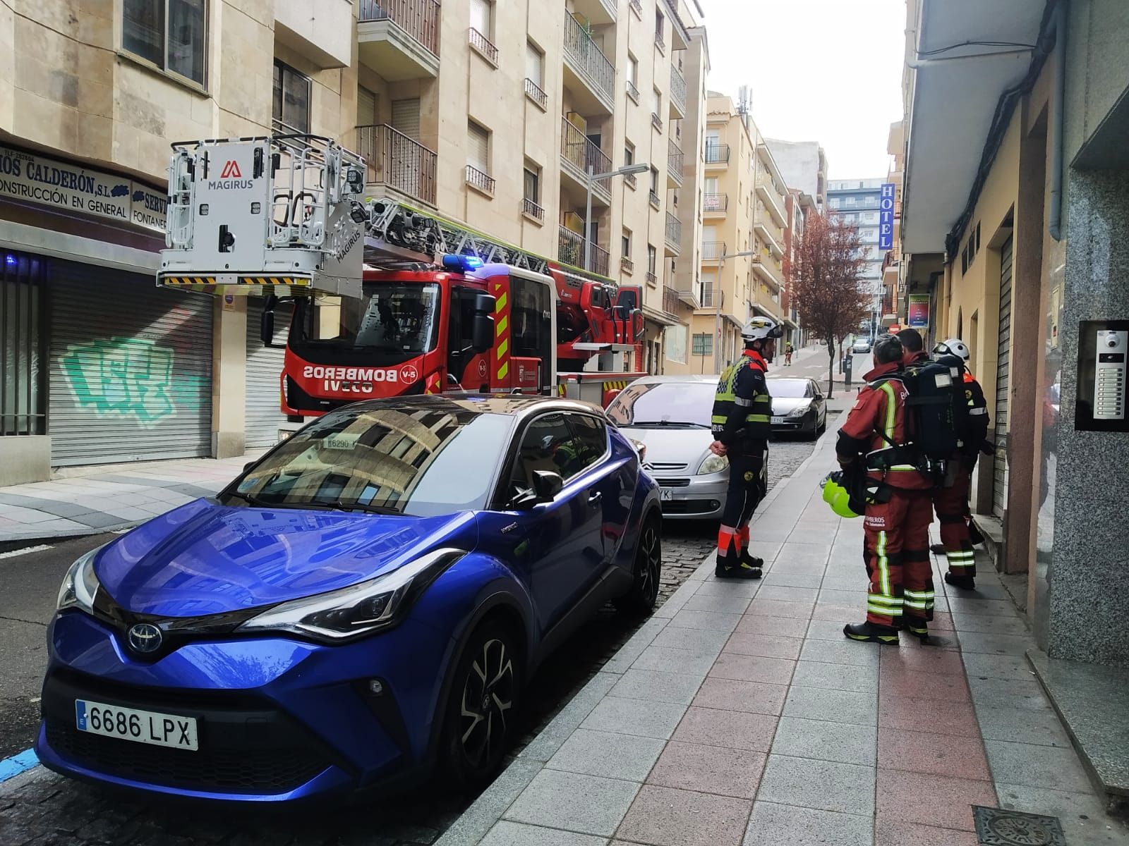 GALERÍA | Los Bomberos se movilizan hasta la calle Pedro Cojos por una comprobación de humo