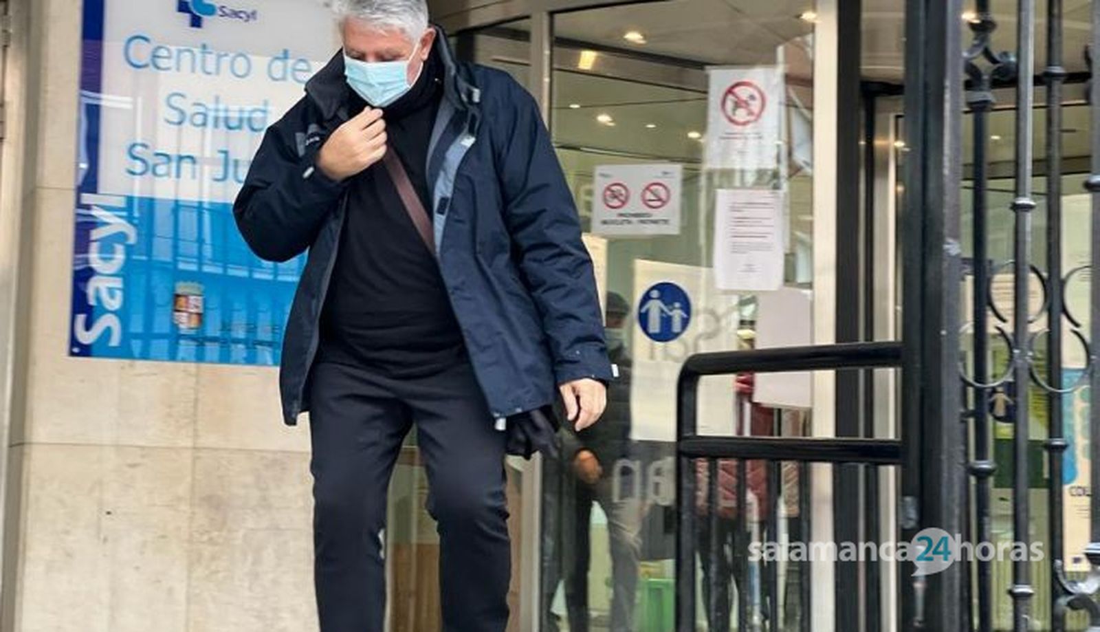 Gente a las puertas de los Centros de Salud en Salamanca con la mascarilla, tras su uso obligatorio desde este miércoles. Fotos S24H