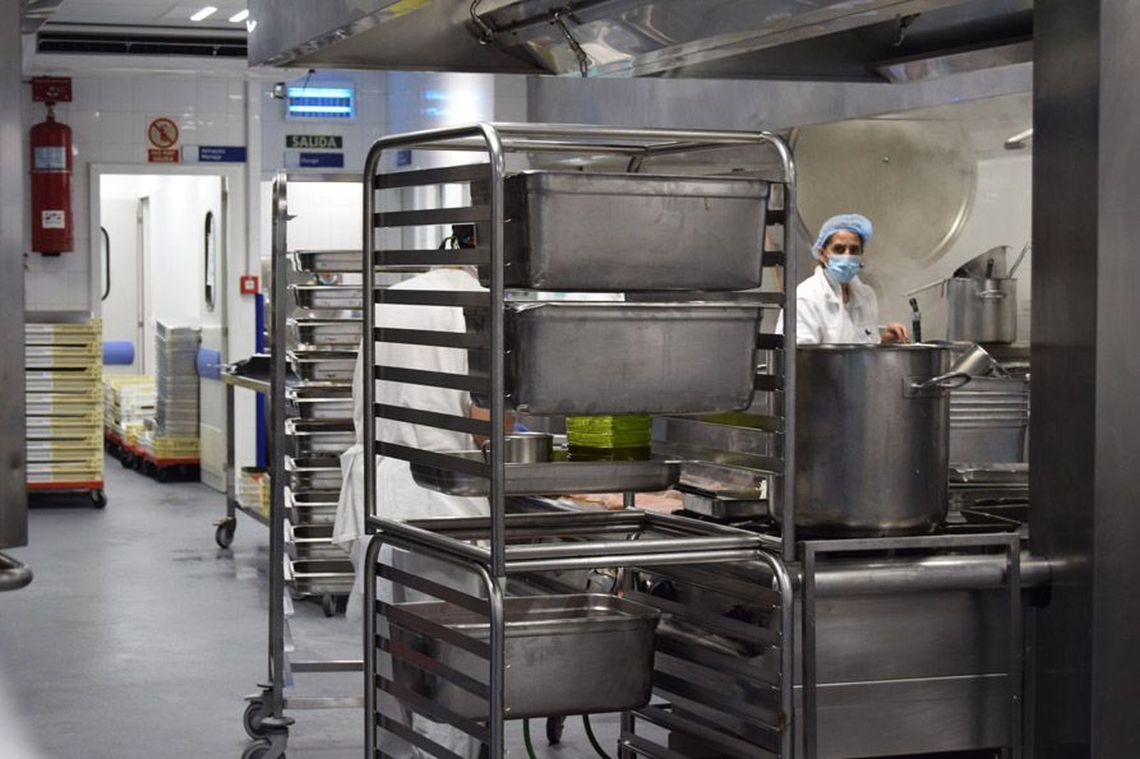 la-delegada-territorial-leticia-garcia-visita-la-cocina-de-linea-fria-del-complejo-asistencial-de-zamora-tras-las-obras-de-mejora-34