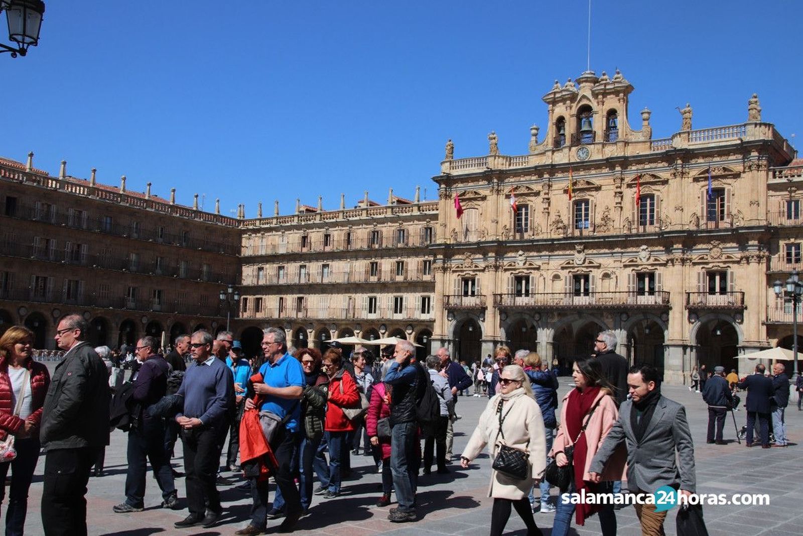 Gente por la Plaza Mayor.