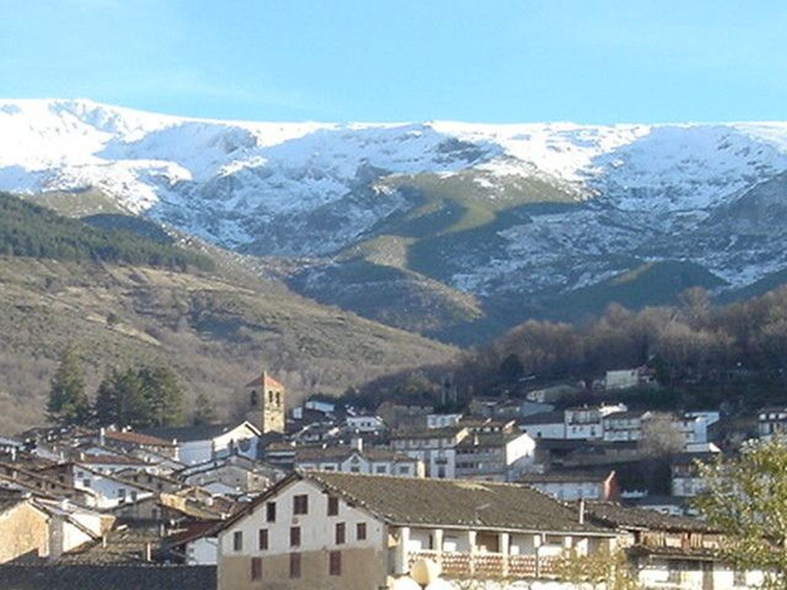 Continúa interrumpida la circulación en la subida a Candelario por nieve y hielo