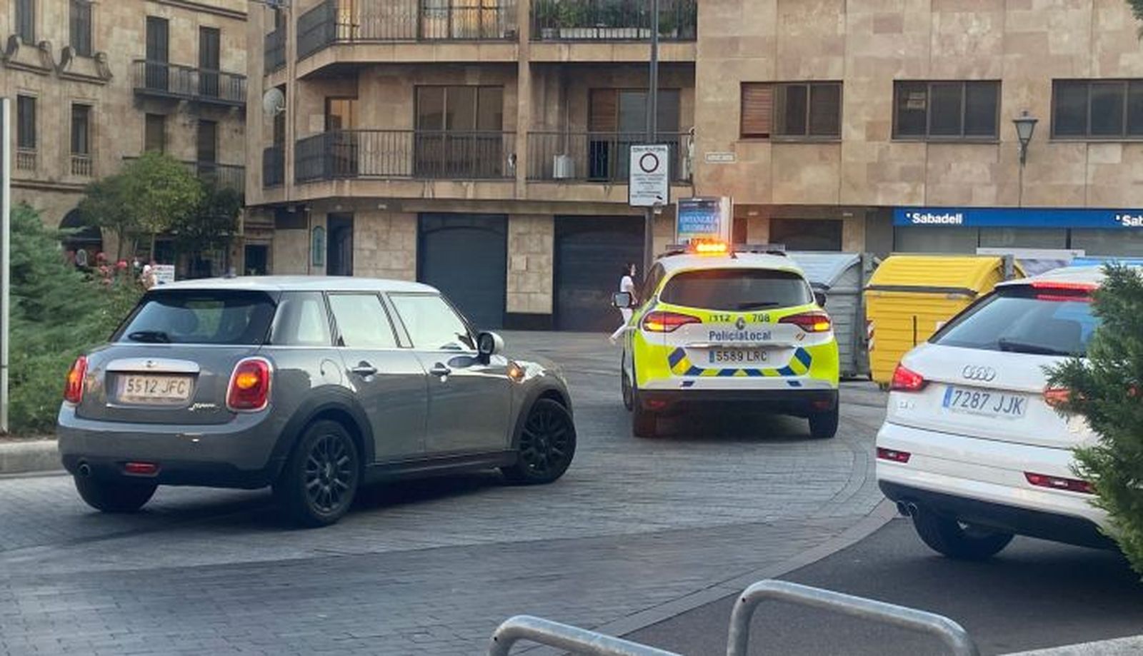 La Policía Local acude a la calle Pozo Amarillo por un aviso por escape de gas. Foto SALAMANCA24HORAS. La Policía Local acude a la calle Pozo Amarillo por un aviso por escape de gas. Foto SALAMANCA24HORAS.