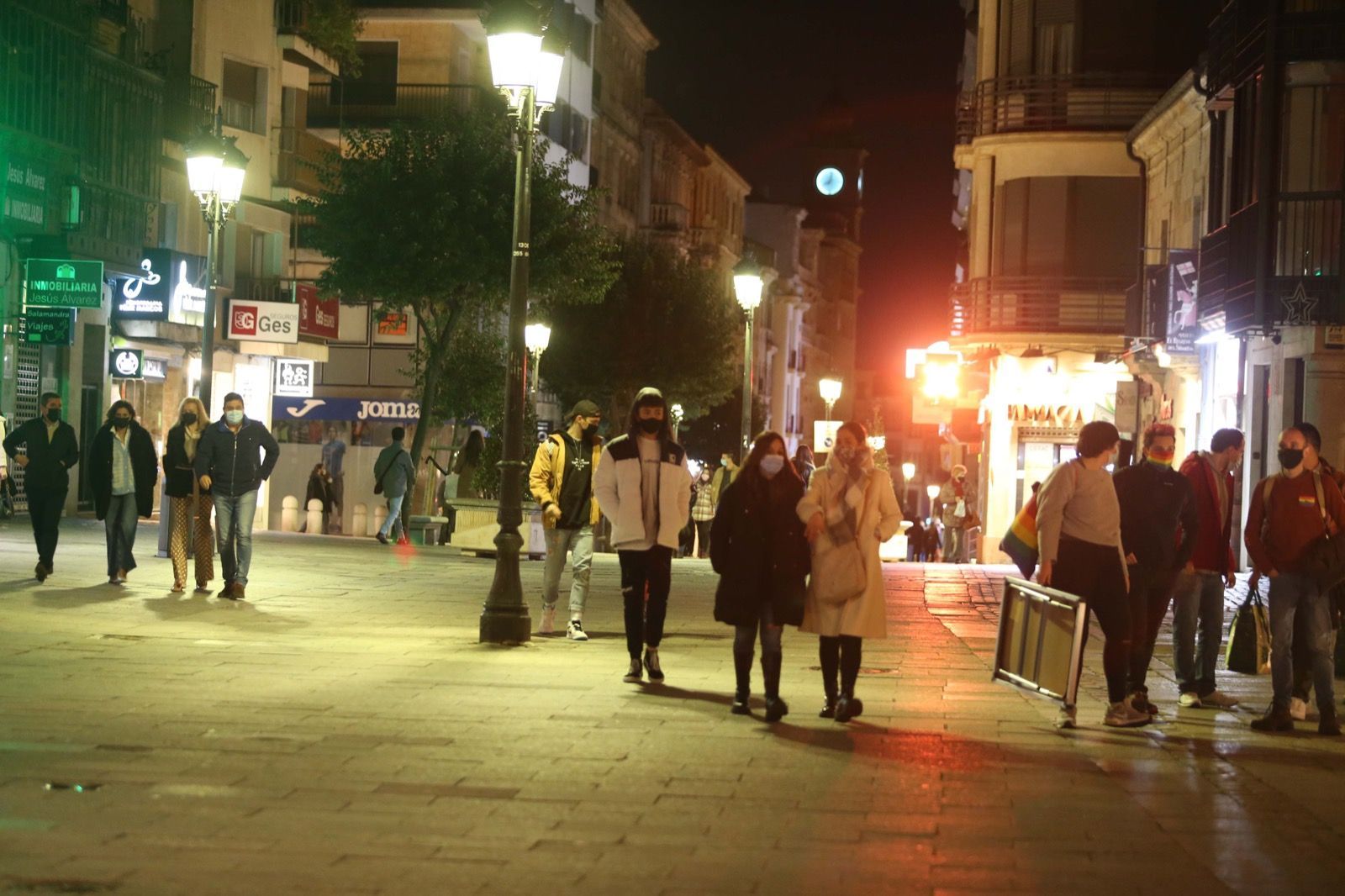 Grupos de personas recorren el centro de Salamanca pasada ya la hora del toque de queda (8)