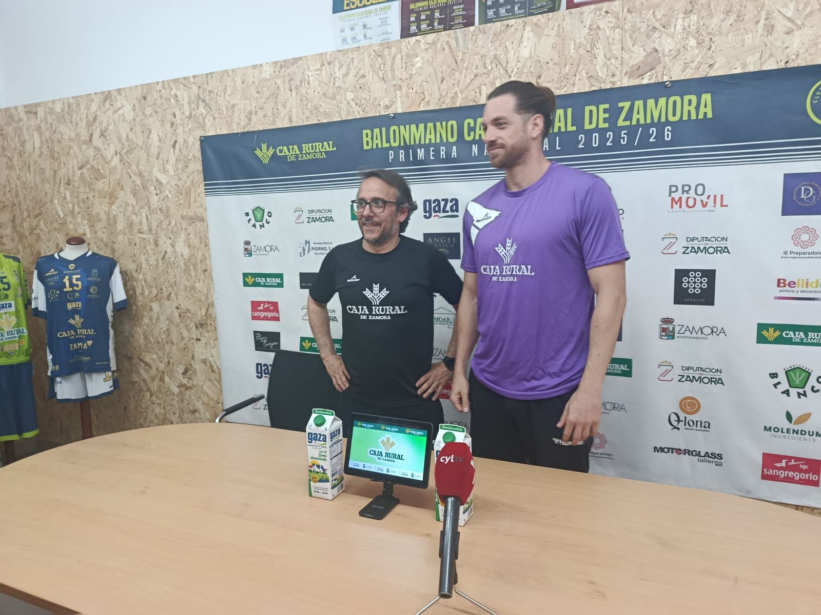 Félix Mojón y Kike Moreno en rueda de prensa