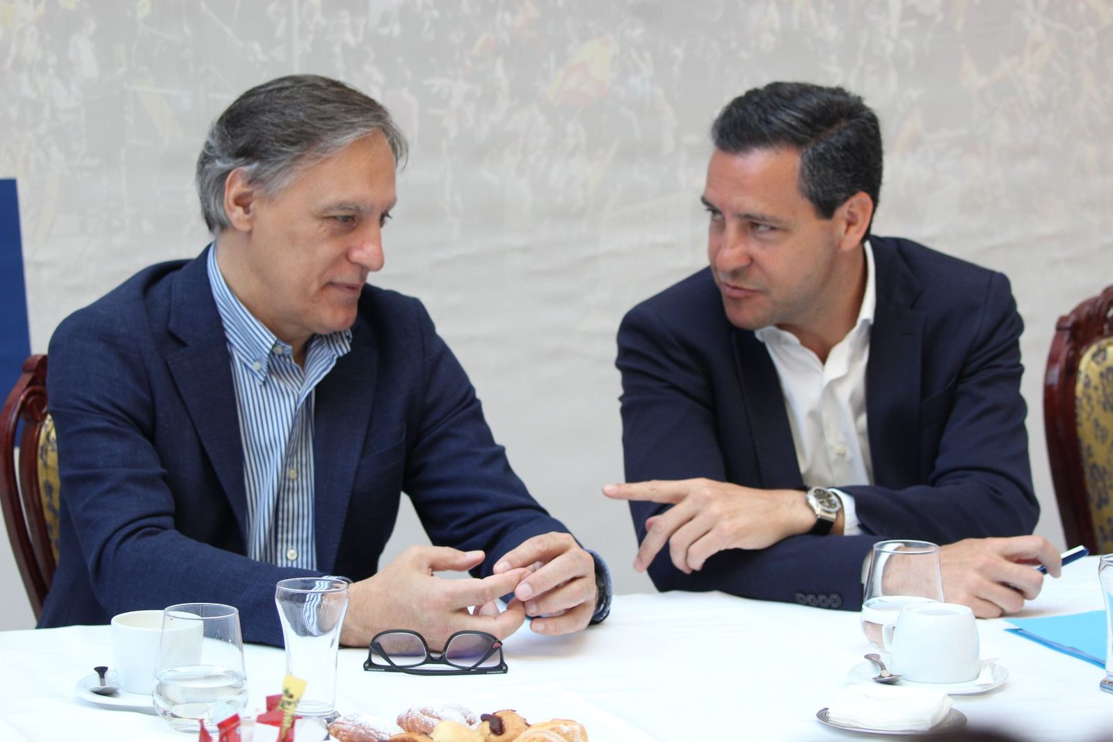 Raúl de la Hoz, candidato del PP al Parlamento Europeo junto al presidente del PP en Salamanca, Carlos García Carbayo en la presentación del programa electoral del PP de cara a las elecciones europeas. Foto Carlos H.G