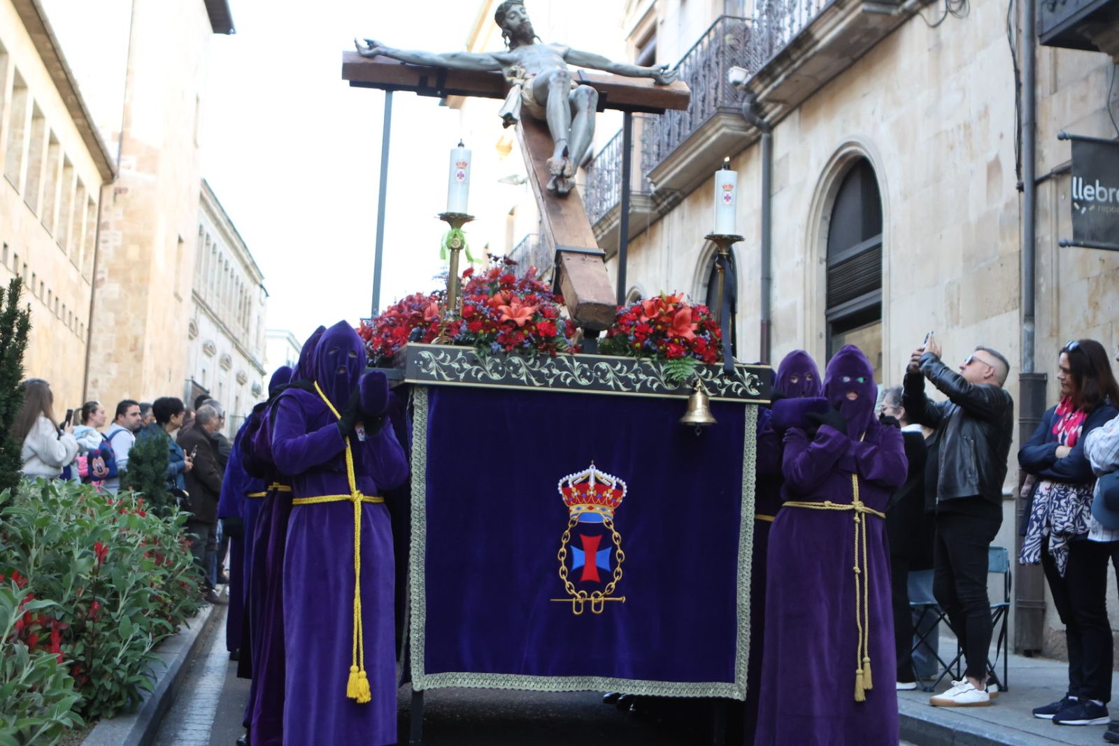 Jesús Rescatado procesiona en Salamanca con su nueva túnica y la atenta mirada de cientos de fieles