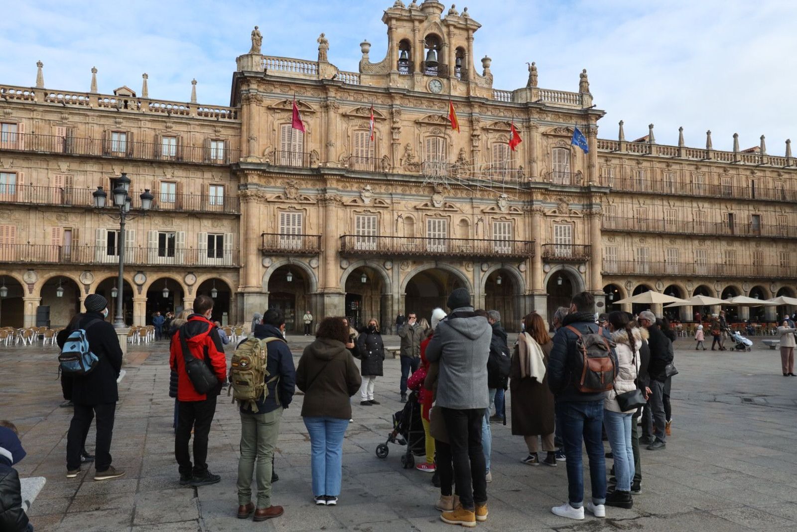 Turistas en la Plaza Mayor . Foto de archivo