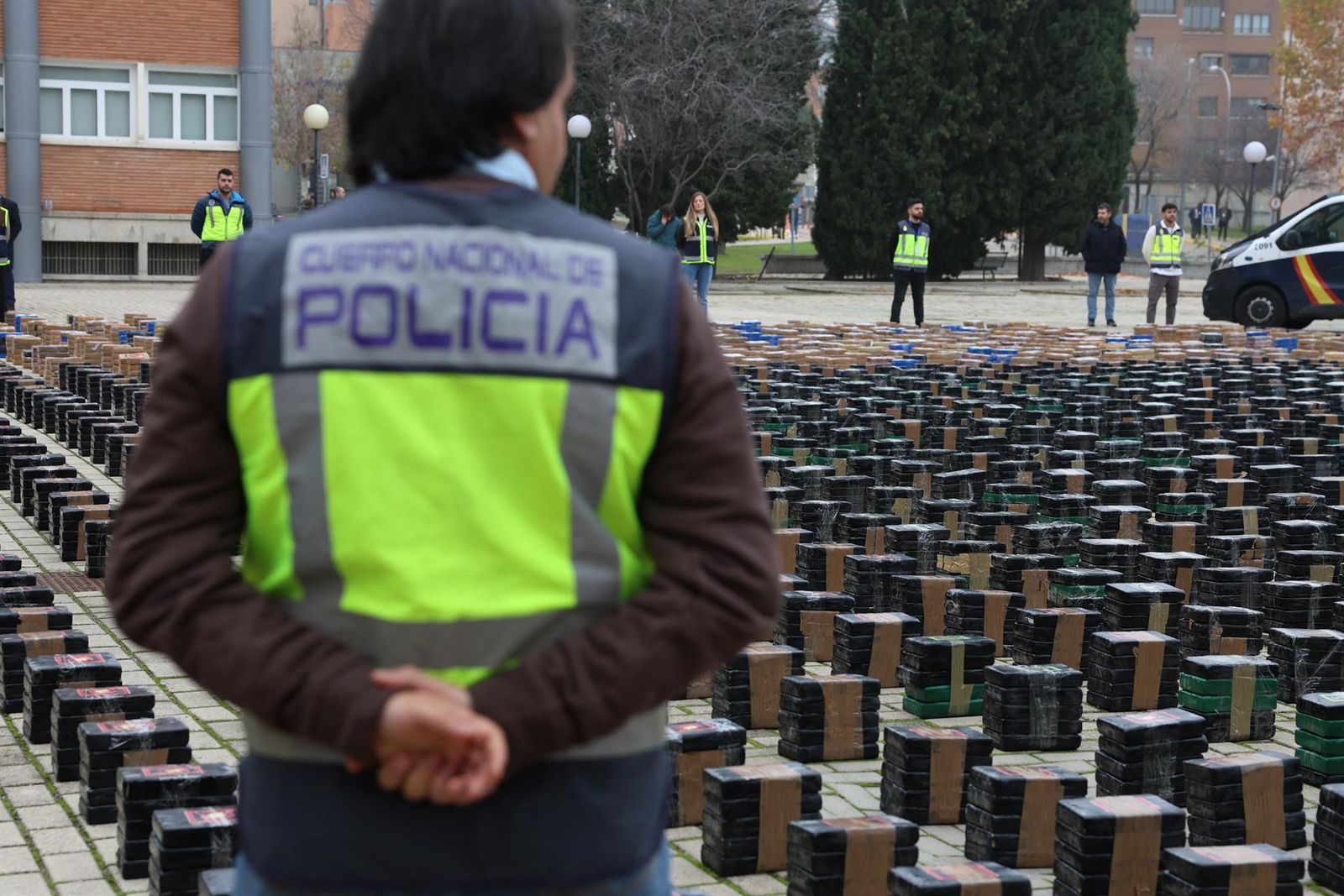 Varios agentes de policía muestran el alijo incautado en un operativo contra el tráfico de drogas en el Complejo Policial de Canillas. Foto Marta Fernández | EP