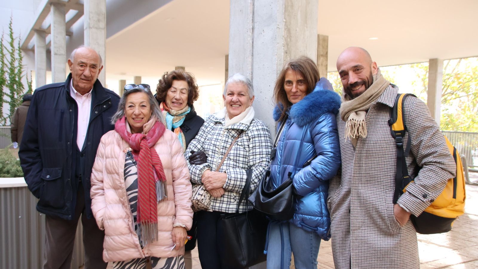 Ramona junto a su familia recogiendo la entrega de llaves de esta promoción de viviendas de alquiler protegido en la calle Maragatería