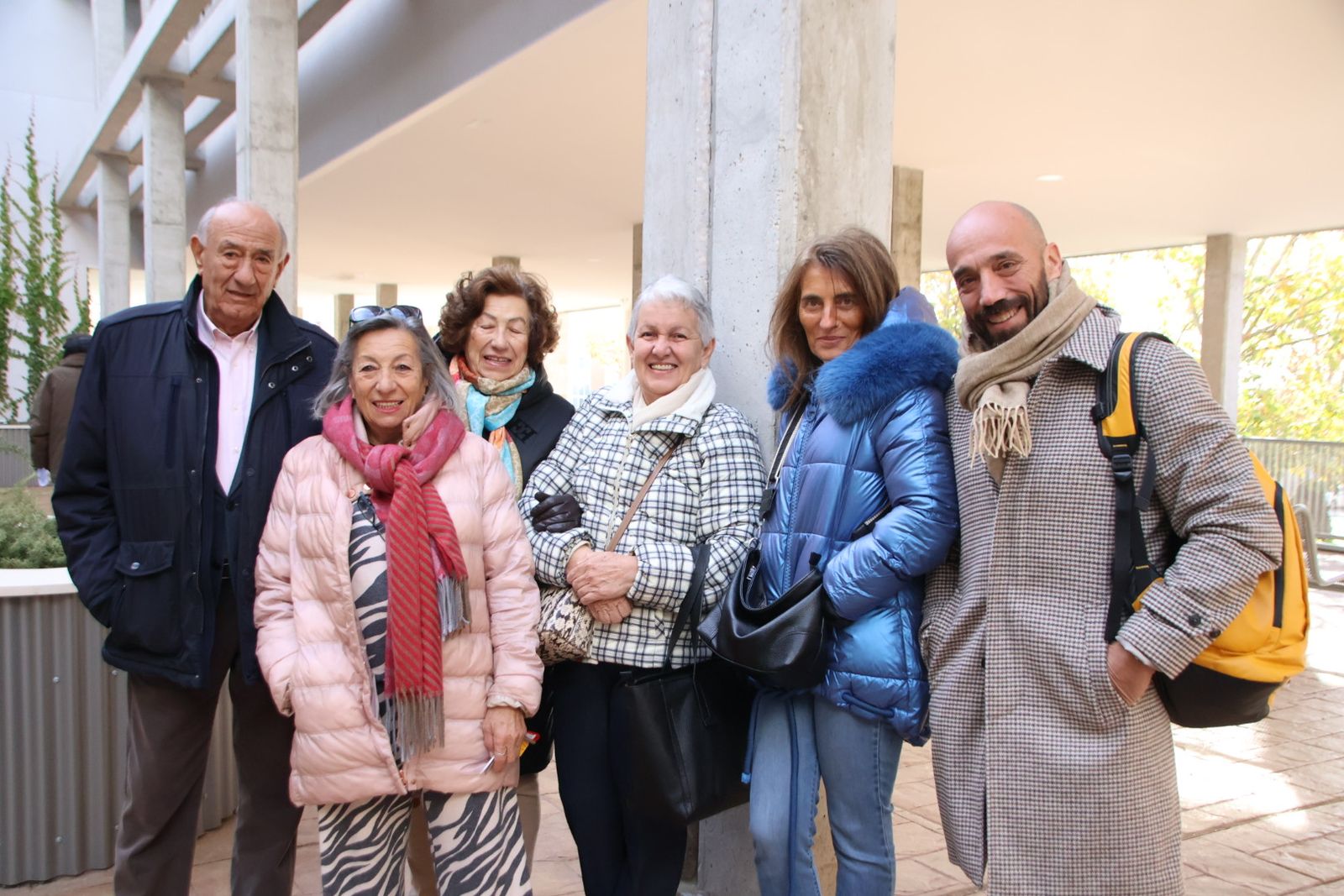 El alcalde de Salamanca, Carlos García Carbayo, entrega las llaves de la nueva promoción de viviendas protegidas en alquiler en Capuchinos