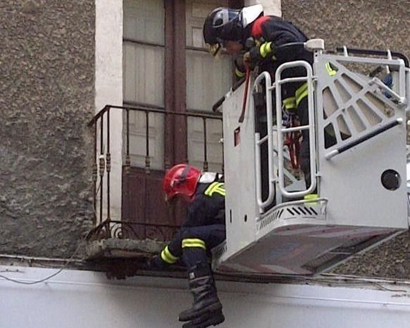 Los Bomberos sofocan sendos incendios en viviendas