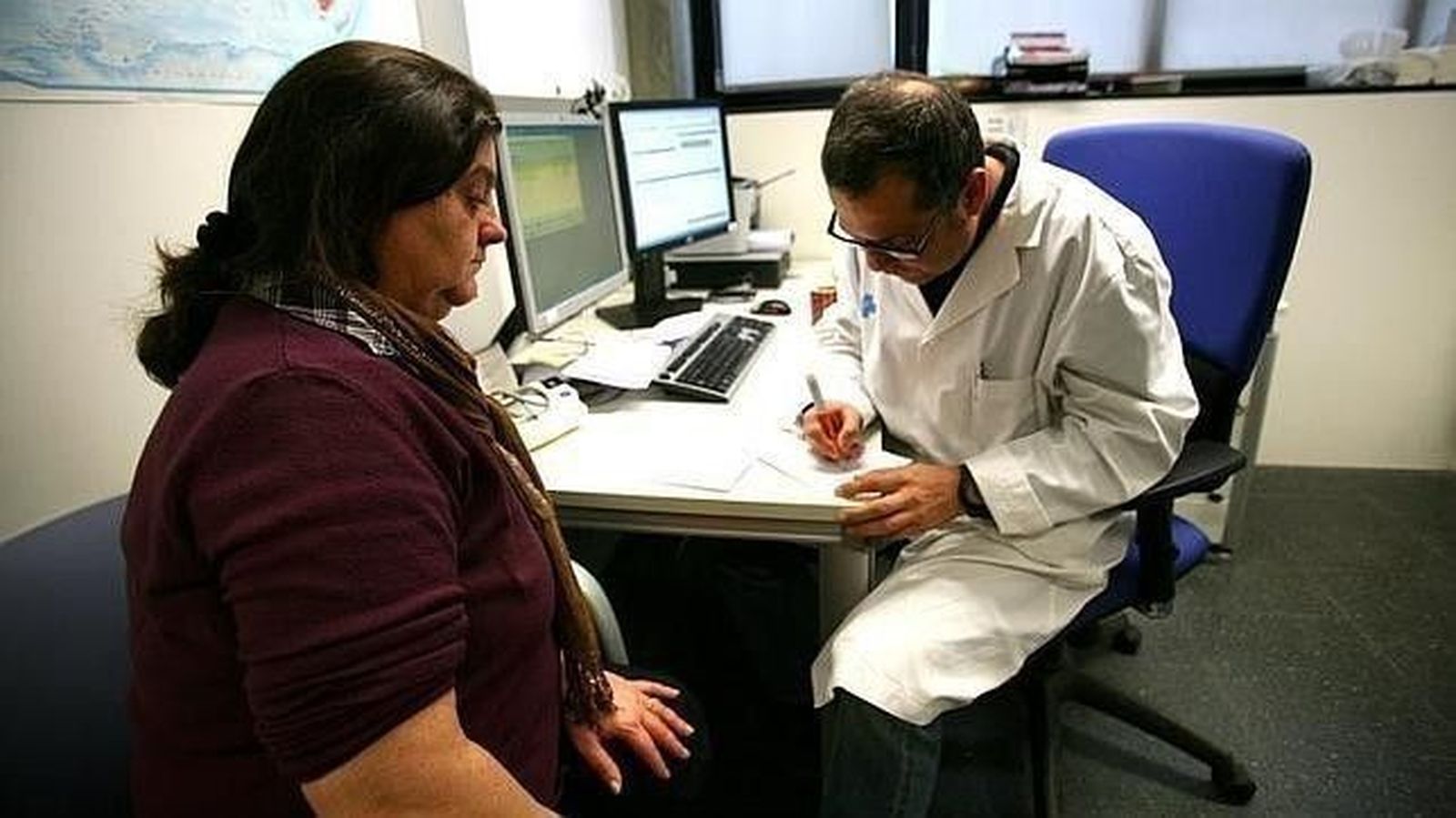 A partir del quinto día de ausencia sin baja médica se reducirá el sueldo. Foto de archivo