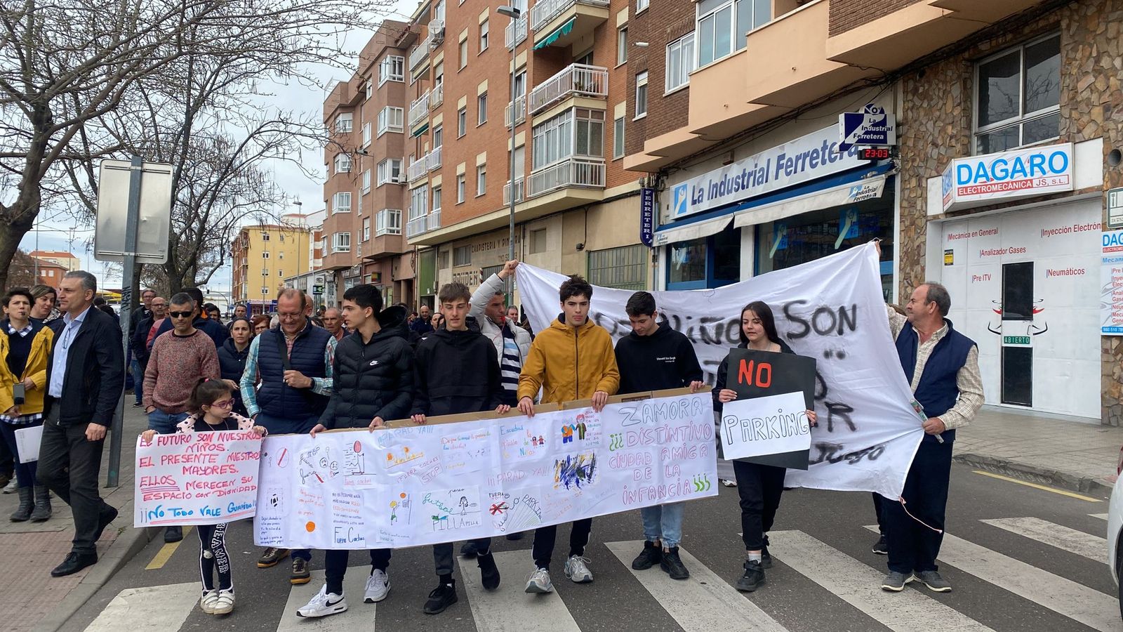 Los vecinos de La Vaguada contra el aparcamiento (12)