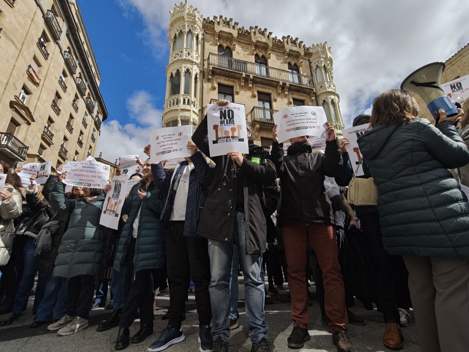 Posibles trabajadores afectados por el ERE de Majorel se manifiestan en Salamanca