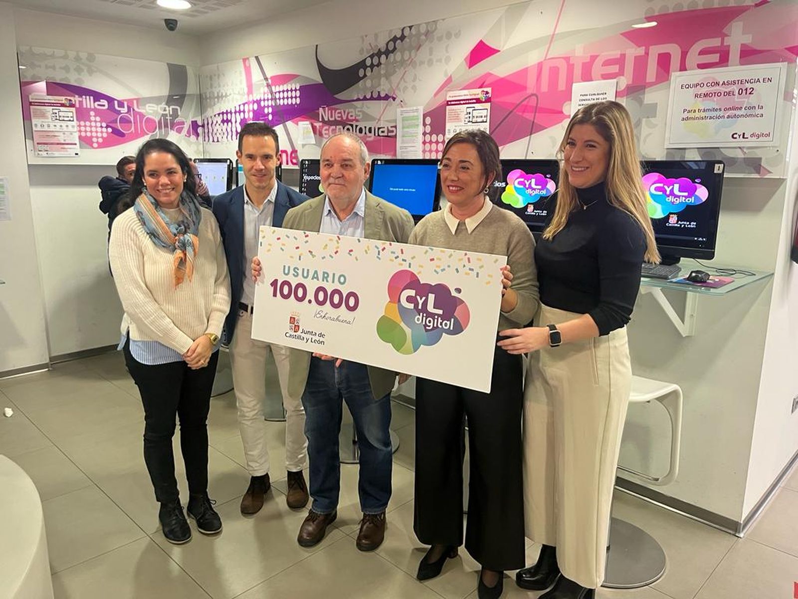 La consejera felicita al usuario 100.000 del Programa CyL Digital