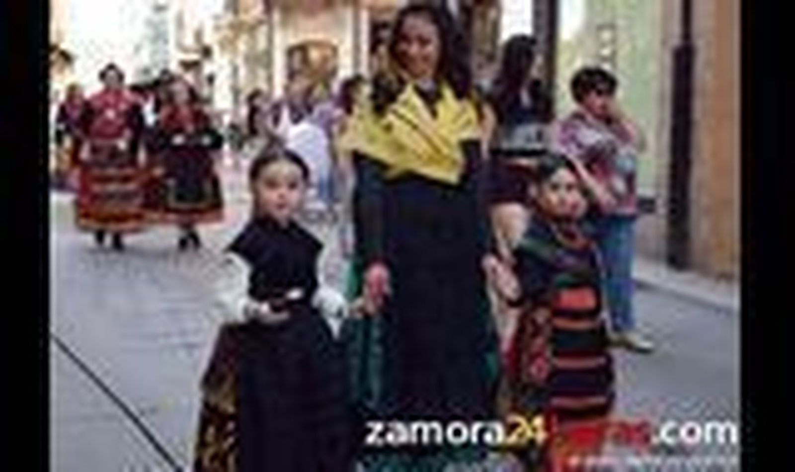 Los trajes tradicionales se adueñan de las calles de la capital