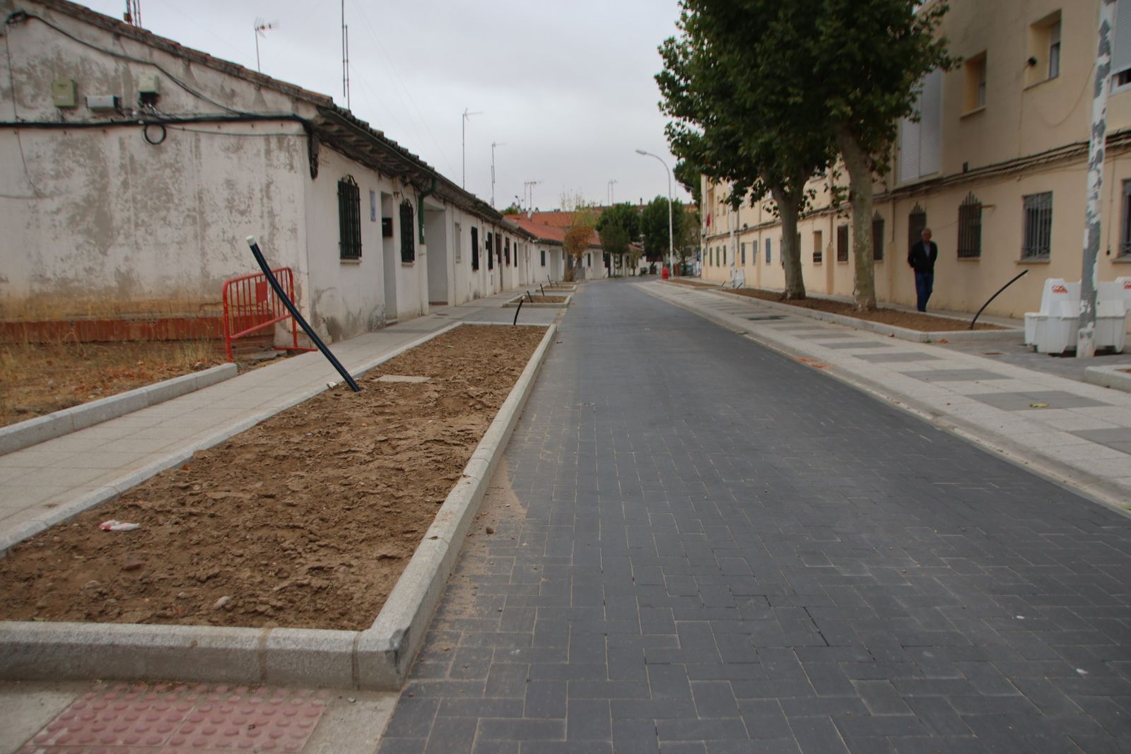 El alcalde de Salamanca, Carlos García Carbayo, visita las obras de urbanización del barrio La Vega