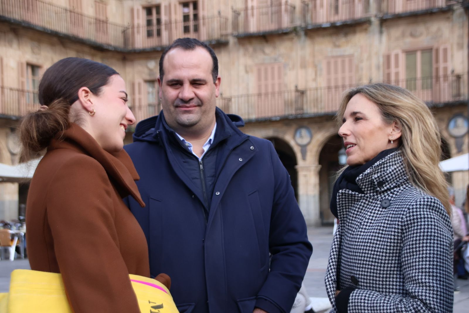 Cayetana Álvarez de Toledo y Carlos García Carbayo, dan un paseo electoral por la Plaza Mayor