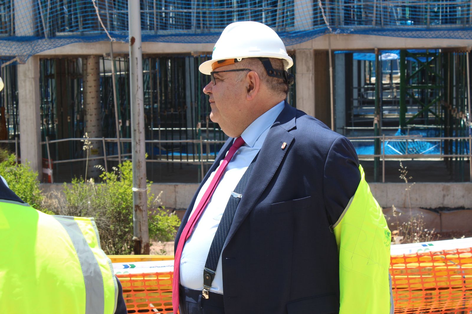 El consejero de Sanidad, Alejandro Vázquez Ramos, visita las obras del Hospital Universitario de Salamanca.