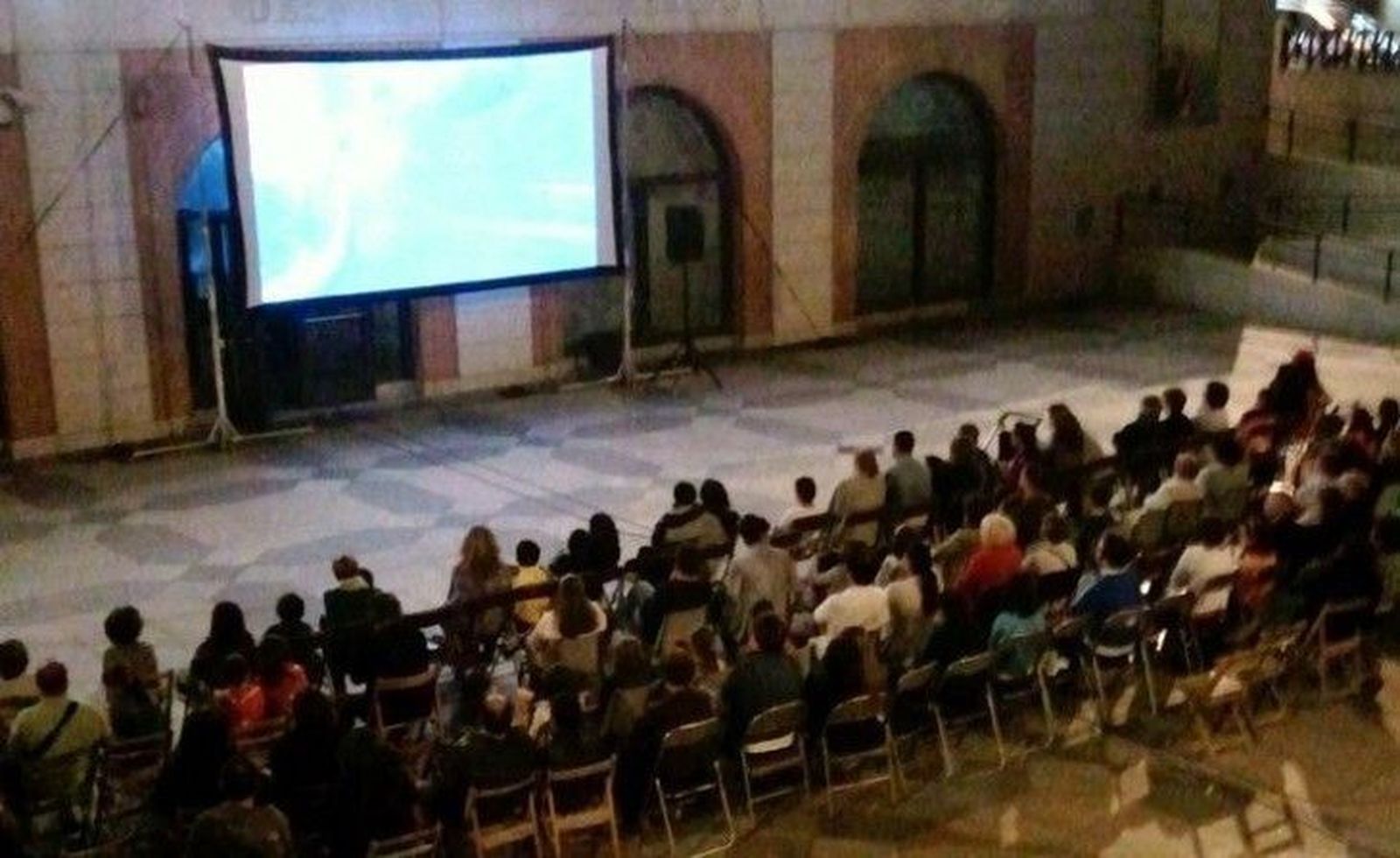 Cine al aire libre en la plaza del Museo del Comercio