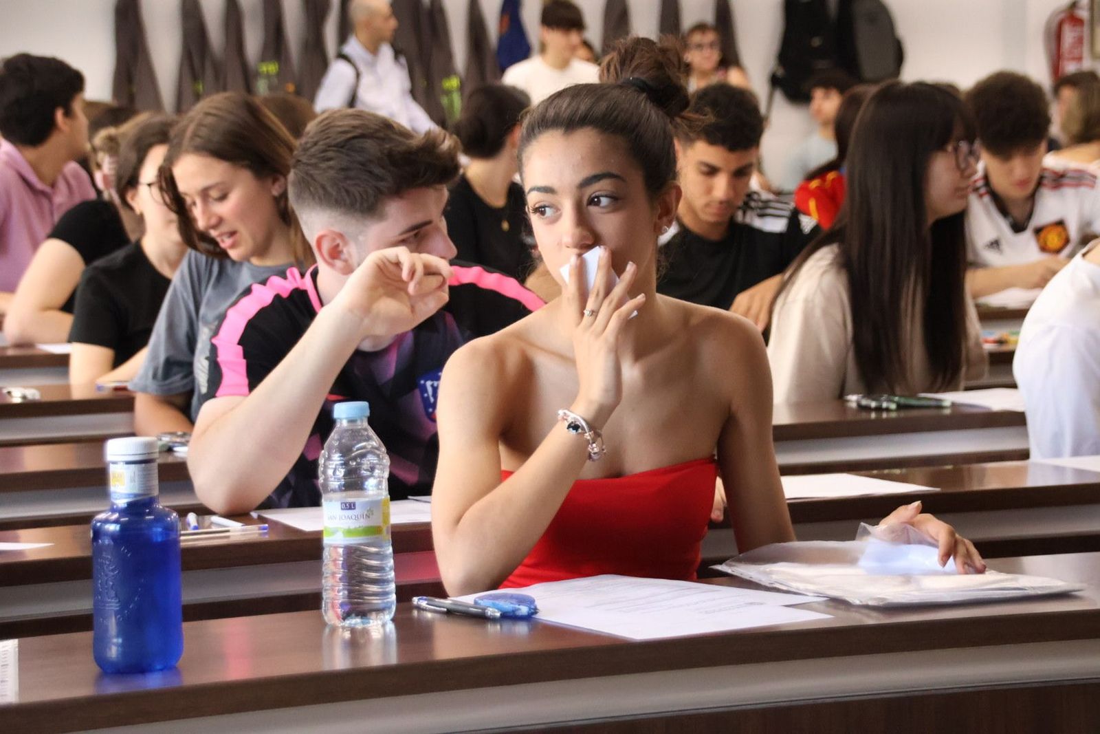 Una alumna besa una fotografía en las pruebas en la EBAU 2024