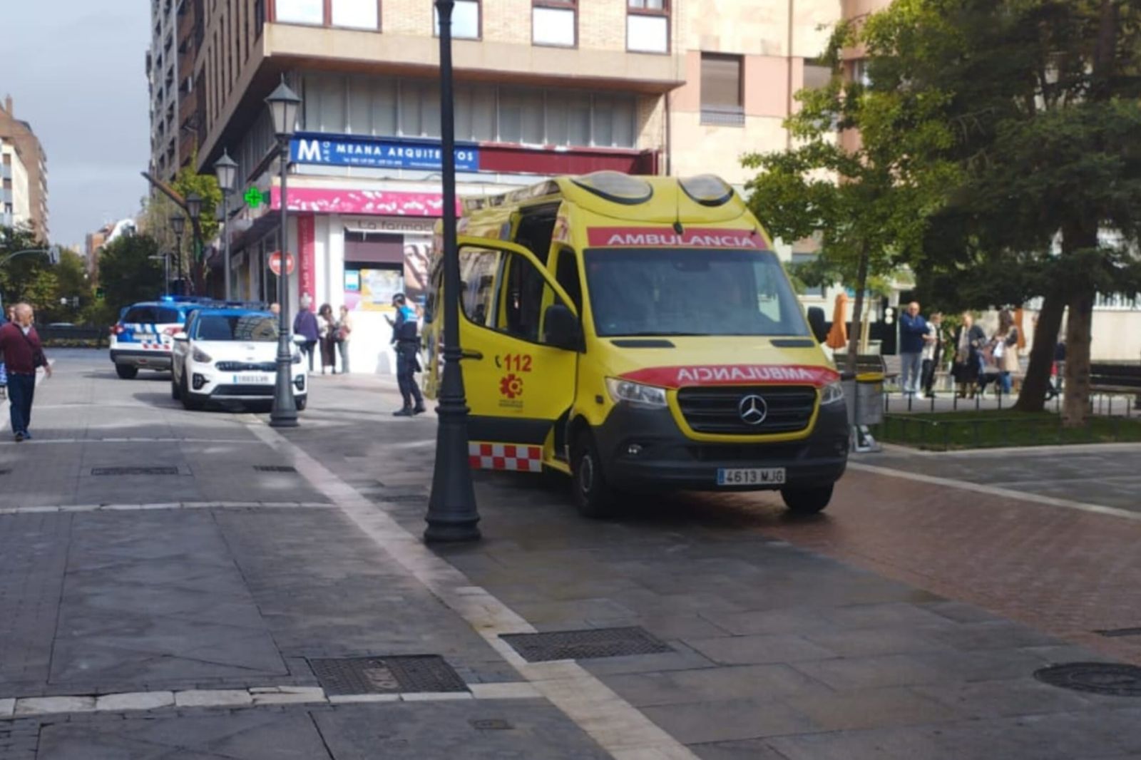 Ambulancia y Policía Local en la Plaza del Maestro en el mediodía de este viernes