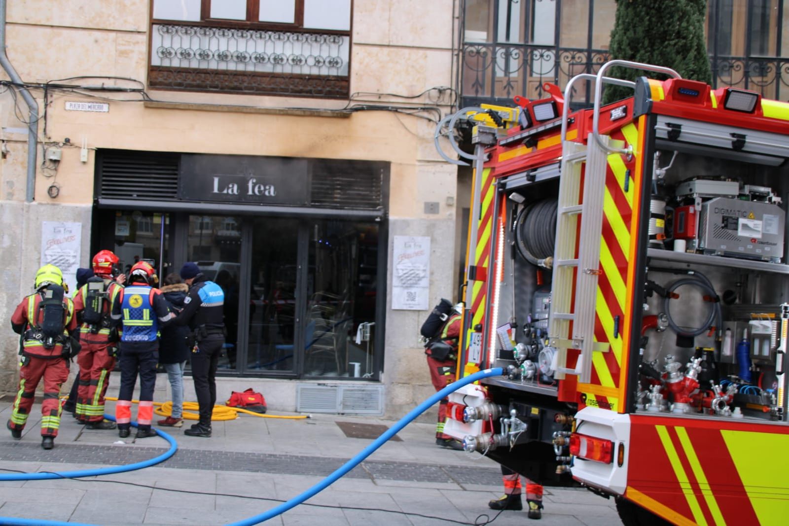 Bomberos y Policía Local actuando por salida de humo de un restaurante en la plaza del Mercado. Fotos S24H (17)