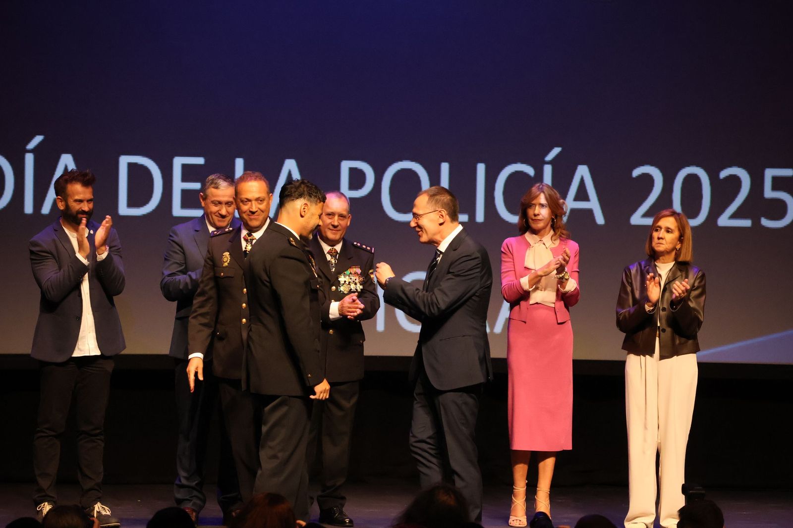 Ceremonia de imposición de condecoraciones a miembros de la Policía Nacional en honor a los Santos Ángeles Custodios