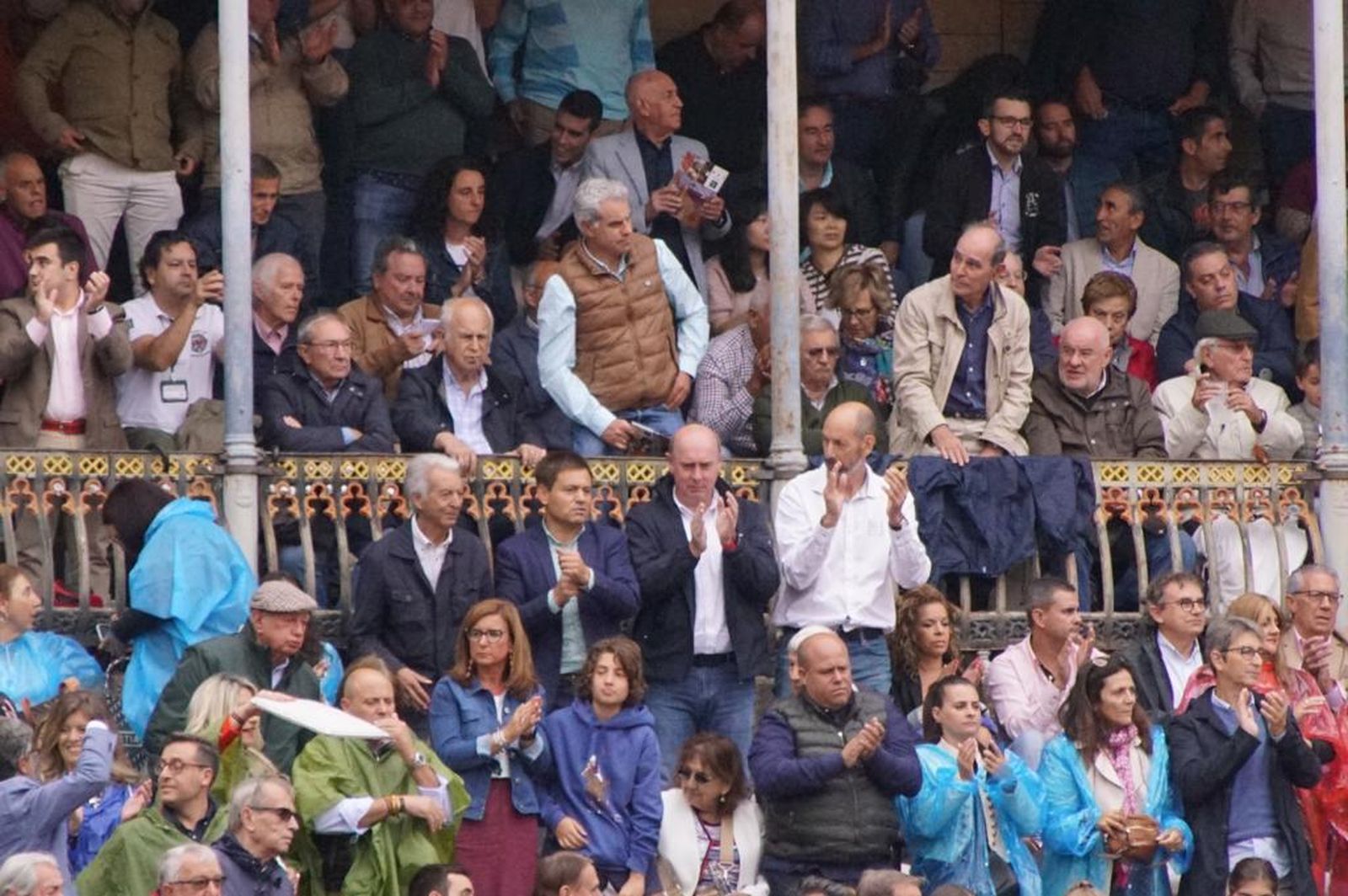 tendidos-de-la-glorieta-durante-la-corrida-de-garcia-y-olga-jimenez-43