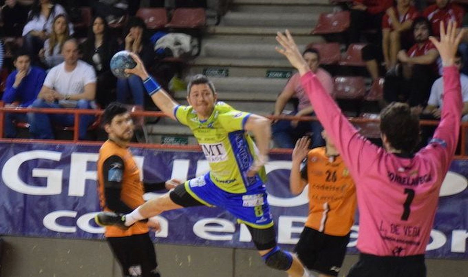 BM Torrelavega, el equipo que más en forma llega a la fase de ascenso