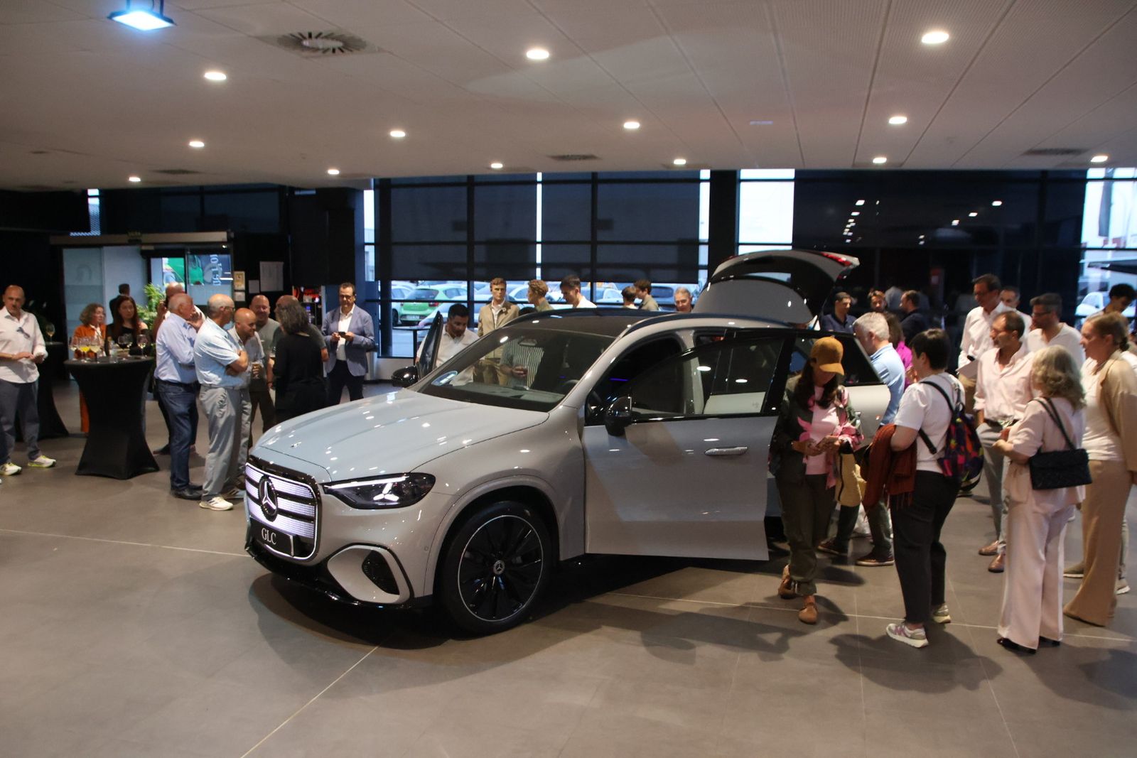 Presentación dos coches en la mercedes