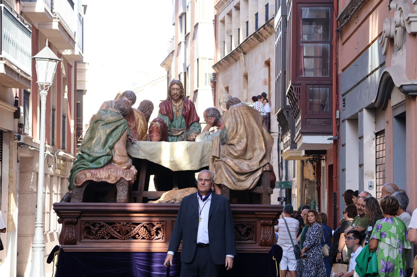 La Exaltación de la Cruz procesiona por las calles de Zamora rumbo a la carpa de San Bernabé