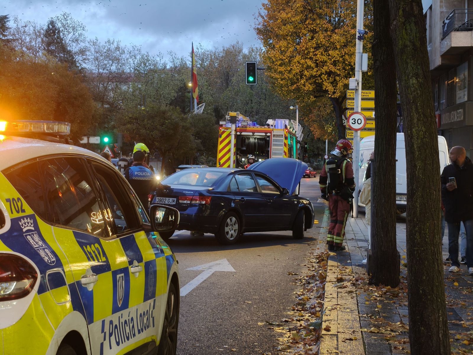 Los bomberos y la Policía Local de Salamanca se movilizan por el humo de un coche junto a la Plaza de España