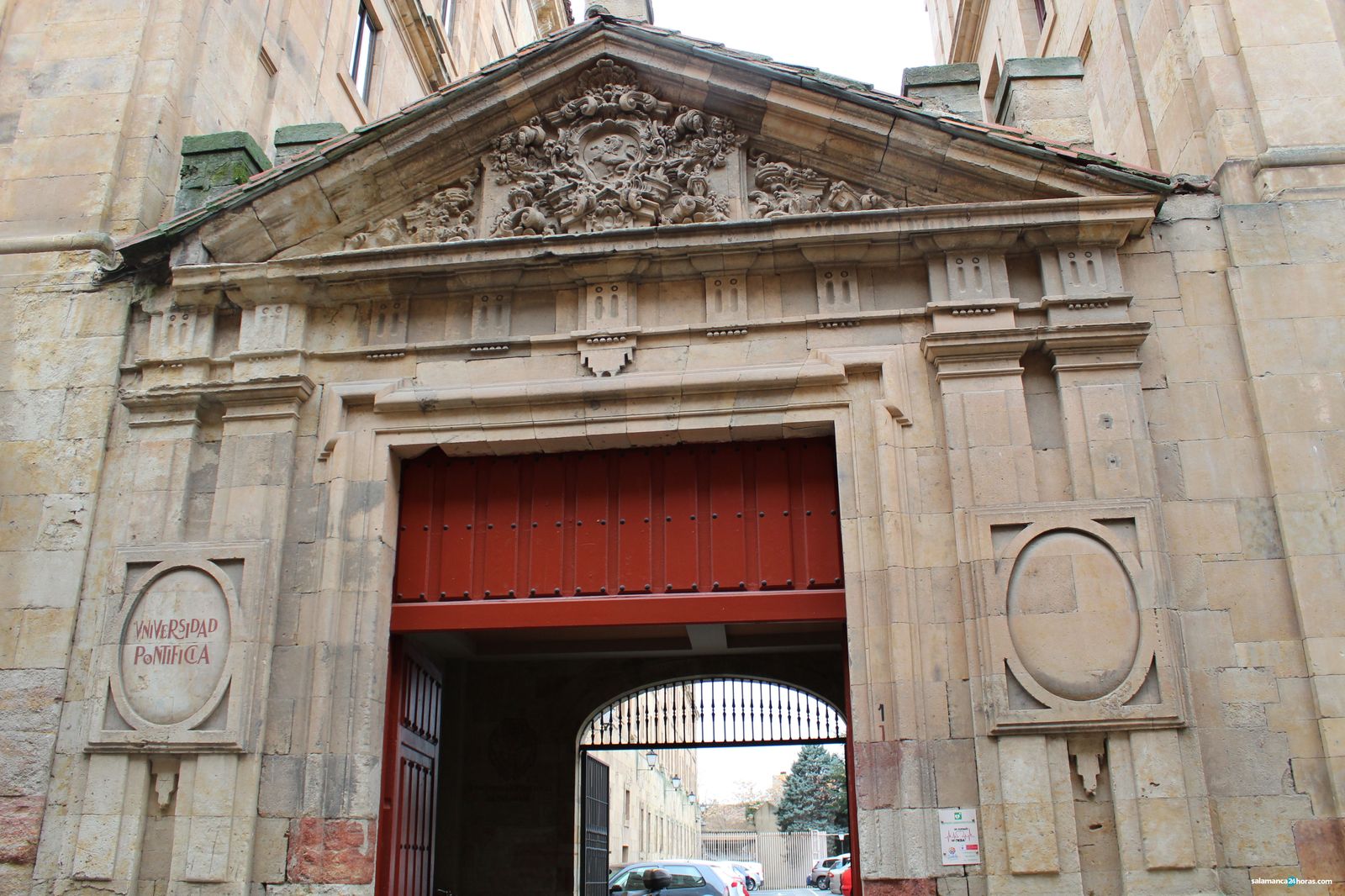 Universidad pontificia puerta