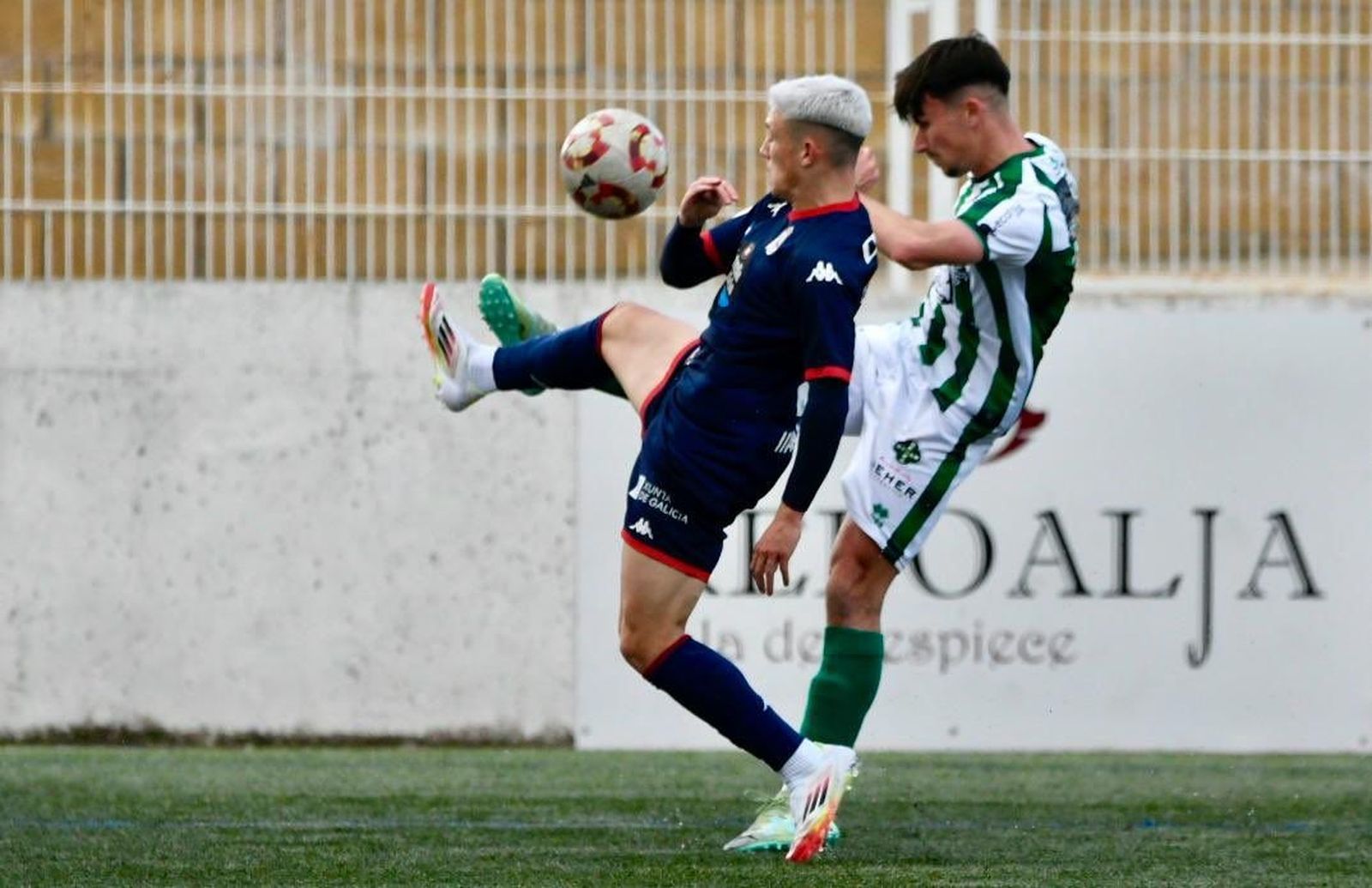 MOntes trata de despejar ante Kevin Sánchez | FOTO CD GUIJUELO