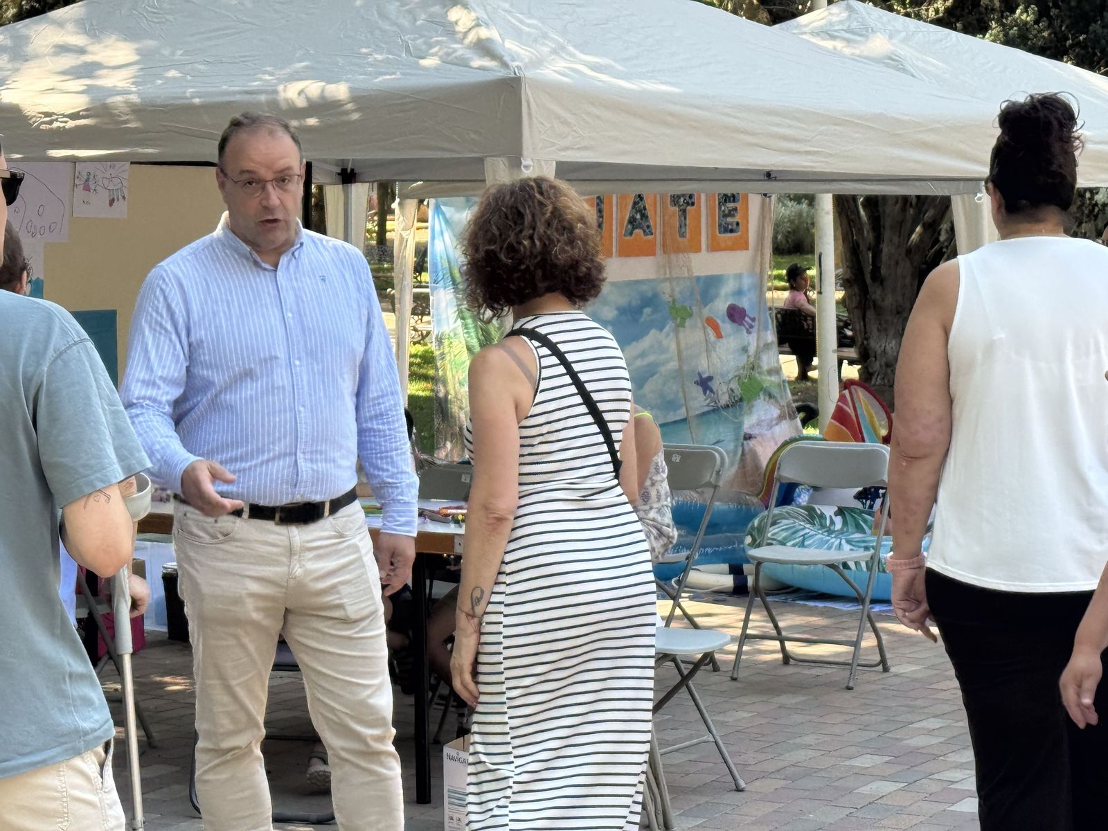 El concejal de Participación Social, Roberto Martín, asiste a la celebración de una nueva edición de la campaña ‘Mójate por la Esclerosis Múltiple’ de ASDEM.