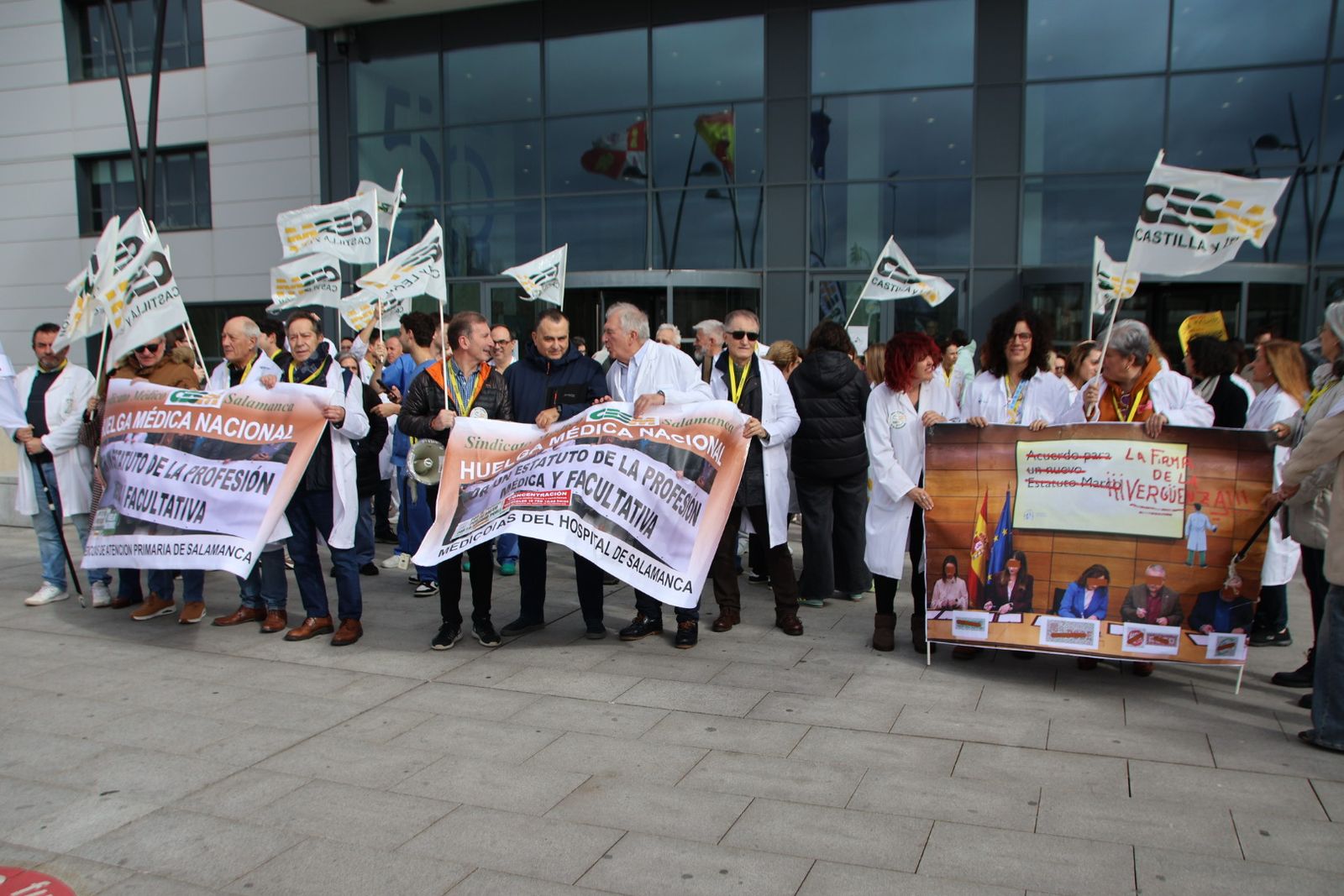Los médicos de Salamanca se manifiestas a las puertas del hospital